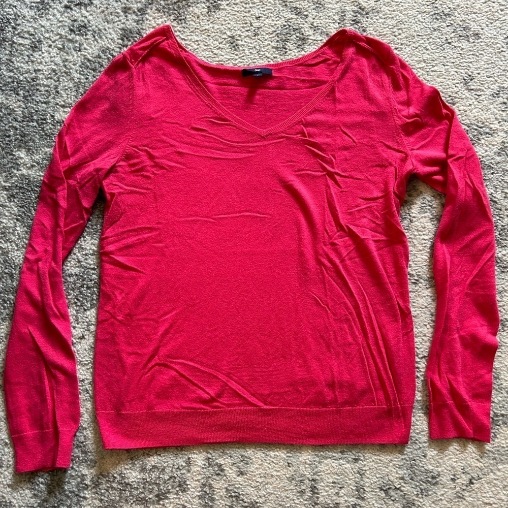 GAP light weight bright pink v-neck cotton polyester and wool sweater Size L